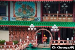 Jumbo Floating Restaurant yang menjadi ikon Hong Kong diderek pada Selasa, 14 Juni 2022. (Foto: AP)