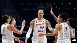 Brittney Griner (42) dari tim basket Phoenix Mercury diberi selamat atas permainannya melawan Seattle Storm di paruh pertama babak kedua playoff bola basket WNBA, di Everett, Washington, Minggu, 26 September 2021. (Foto AP/Elaine Thompson, File)