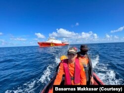 Petugas Basarnas Makassar dalam operasi pencarian korban kecelakaan kapal KM Ladang Pertiwi, Kamis (2/6/2022). (Foto: Basarnas Makassar)