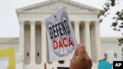 Manifestantes protestan frente a la Corte Suprema de EEUU, el 12 de noviembre de 2019, mientras se escuchan los argumentos orales en el caso de la decisión del entonces presidente, Donald Trump, de poner fin al programa DACA.