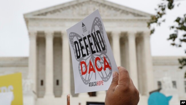 Manifestantes protestan frente a la Corte Suprema de EEUU, el 12 de noviembre de 2019, mientras se escuchan los argumentos orales en el caso de la decisión del entonces presidente, Donald Trump, de poner fin al programa DACA.