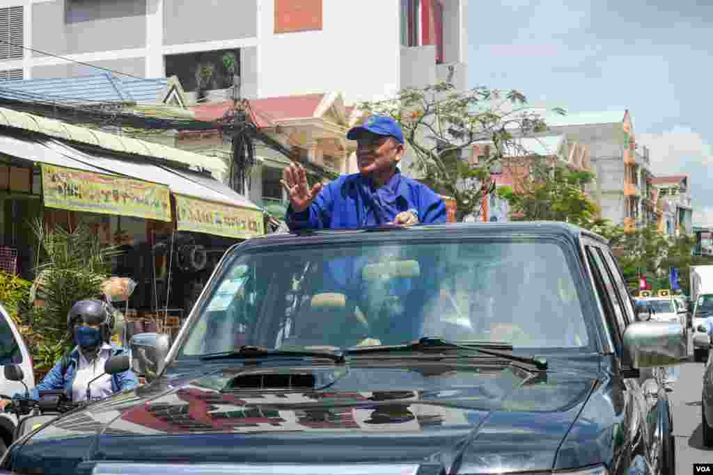 លោក ញឹក​ ប៊ុនឆៃ​ ប្រធាន​ប្រធាន​គណបក្សខ្មែរ​រួបរួមជាតិ​ បង្ហាញ​មុខឲ្យ​​ប្រជាពលរដ្ឋតាម​ដងផ្លូវ​ បានឃើញ​នៅ​ក្នុង​ក្បួន​ឃោសនា​ការបោះ​ឆ្នោត​ឃុំ​សង្កាត់​ នៅរាជធានី​ភ្នំពេញ ថ្ងៃទី​០៣ ខែមិថុនា ឆ្នាំ២០២២។ (ខាន់​ សុគុំមនោ/វីអូអេ)