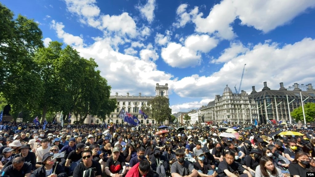 许多旅英港人2022年6月12日在英国伦敦的议会广场前出席香港反送中运动“612抗议”三周年纪念活动。（美国之音记者郑乐捷）(photo:VOA)