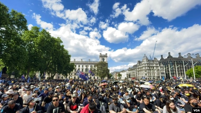许多旅英港人2022年6月12日在英国伦敦的议会广场前出席香港反送中运动“612抗议”三周年纪念活动。（美国之音记者郑乐捷）