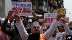 پیغمبر اسلام کے خلاف بی جے پی رہنماؤں کے متنازع بیانات کے خلاف بھارتی مسلم سراپا احتجاج ہیں۔ 