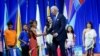 El presidente de Estados Unidos, Joe Biden, saluda a los niños durante la IX Cumbre de las Américas, en Los Ángeles, California, EEUU, el 8 de junio de 2022. REUTERS/Kevin Lamarque