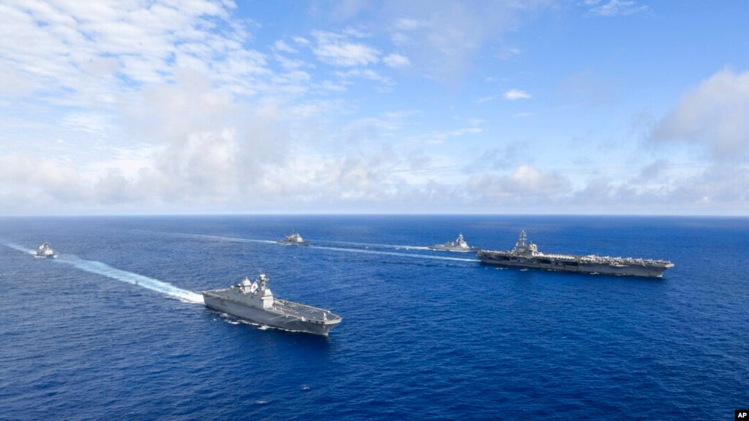 Nhóm hàng không mẫu hạm chạy bằng năng lượng hạt nhân USS Ronald Reagan của Mỹ (phải) và tàu tấn công đổ bộ Marado của Hàn Quốc đi cạnh nhau trong một cuộc tập trận chung giữa Hoa Kỳ và Hàn Quốc.