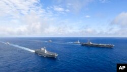 항모강습단 연합훈련에 참가한 미 핵추진항공모함 로널드레이건함(오른쪽)과 한국 해군 상륙강습함 마라도함이 나란히 항해하고 있다. 한국 해군이 지난 6월 공개한 장면. (자료사진)