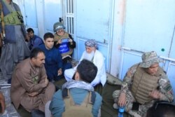 Jurnalis Afghanistan Storai Karimi, di sebelah kiri, melaporkan dari Afghanistan dalam foto tak bertanggal ini. (Foto: Courtesy/Storai Karimi)