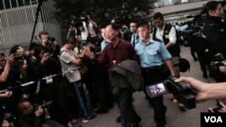 香港民主黨創黨主席李柱銘自願被警察拘捕，表示承擔責任，完成公民抗命(美國之音特約記者湯惠芸攝)