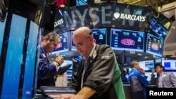 Un hombre trabaja en el mercado de valores de Wall Street (archivo) que este martes 26 de mayo de 2020 vio un alza considerable mientras EE.UU. reabre su economía tras semanas de impacto por la pandemia de COVID-19.