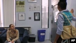 左边的蕾切尔跳出火坑之后创立了“女孩教育和指导服务”机构