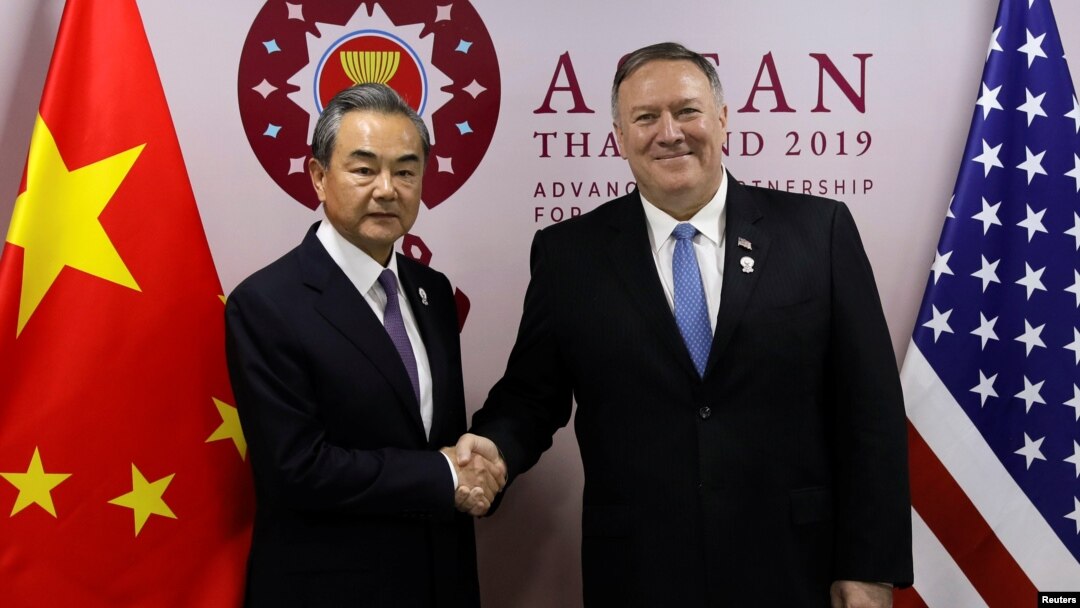 Ngoại trưởng Mỹ Mike Pompeo bắt tay Ngoại trưởng Trung Quốc Vương Nghị tại Hội nghị các Bộ trưởng Ngoại giao ASEAN ở Bangkok, Thái Lan, ngày 1/8/2019.
