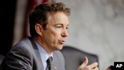 Senador Rand Paul, quien habló en nombre del Tea Party, respondiendo al discurso de Obama.