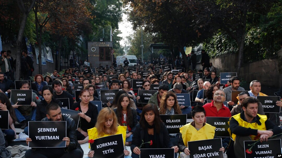 Ardayda Jaamacadda Ankara oo haya boorar lagu qoray magacyada dadkii ku naf waayey qaraxyadii sabtida.