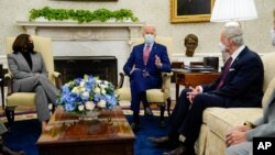 美国总统拜登在副总统哈里斯的陪同下在白宫椭圆形办公室与一组两党参议员讨论基础设施投资问题。(2021年2月11日)