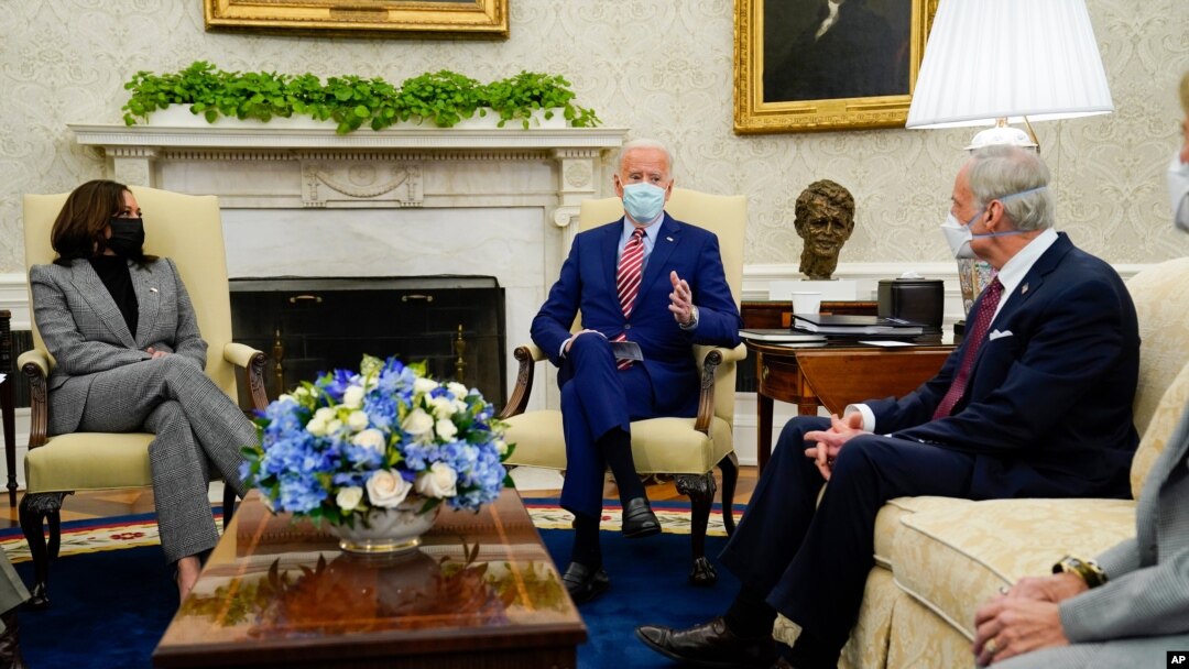 Presiden Joe Biden didampingi Wakil Presiden Kamala Harris berbicara dalam pertemuan dengan para senator untuk membahas investasi infrastruktur, di Oval Office, Gedung Putih, 11 Februari 2021. 