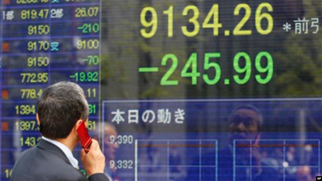 Saham Jepang turun paling banyak di seluruh Asia pada hari Senin, indeks acuan Nikkei 225 kehilangan lebih dari tiga persen (foto: dok). 