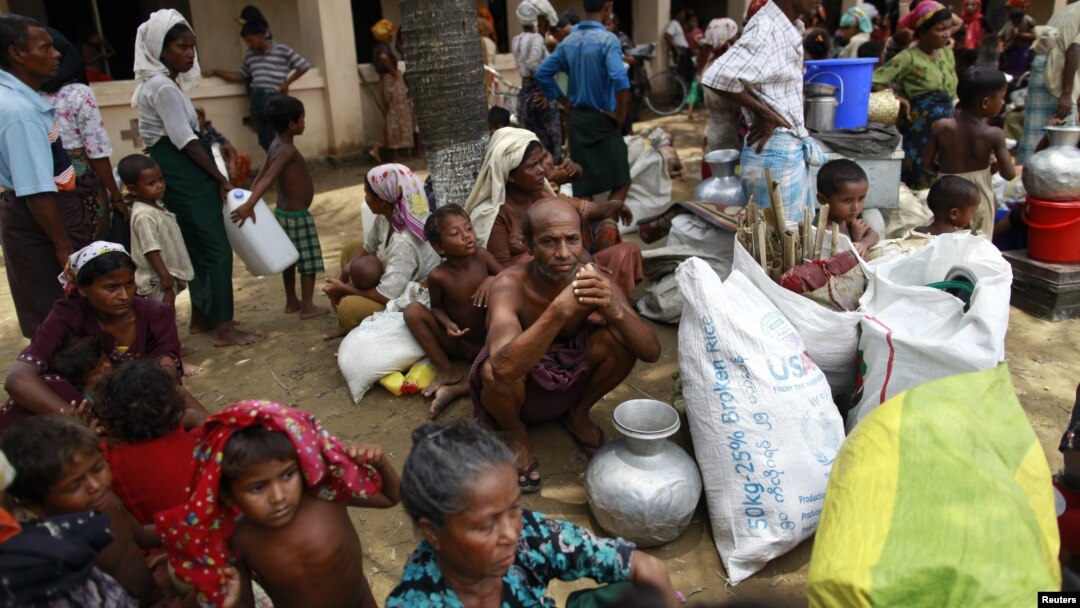 Para pengungsi Rohingya berkumpul di sebuah masjid di kota Sittwe, provinsi Rakhine (foto: dok). 