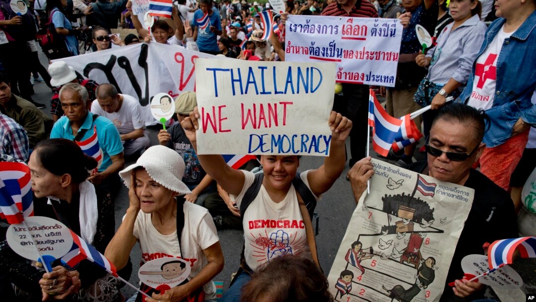 Para pendukung pro-demokrasi Thailand melakukan aksi protes di depan garis polisi menandai ulang tahun keempat pengambilalihan pemerintah oleh militer di Bangkok, Thailand, Selasa, 22 Mei 2018.