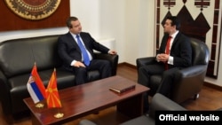 Ministri spoljnih poslova Srbije i Makedonije, Ivica Dačić i Nikola Poposki, tokom susreta u Skoplju (mfa.gov.rs)