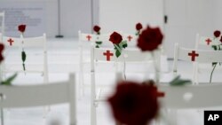 资料照片：在德克萨斯州一所教堂中展示的枪击受害者纪念碑 （拍摄日期：2017年11月12号）