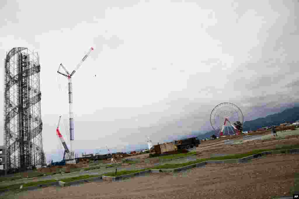 Construction of the Alphabetic Tower in Batumi. (Yuli Weeks/VOA)