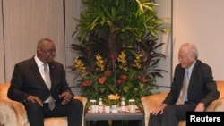 Menteri Pertahanan Singapura Dr Ng Eng Hen (kanan) bersama Menteri Pertahanan AS Lloyd Austin di sela-sela Dialog Shangri-La ke-20 di Singapura, 2 Juni 2023. (Kementerian Pertahanan Singapura/Handout via REUTERS)