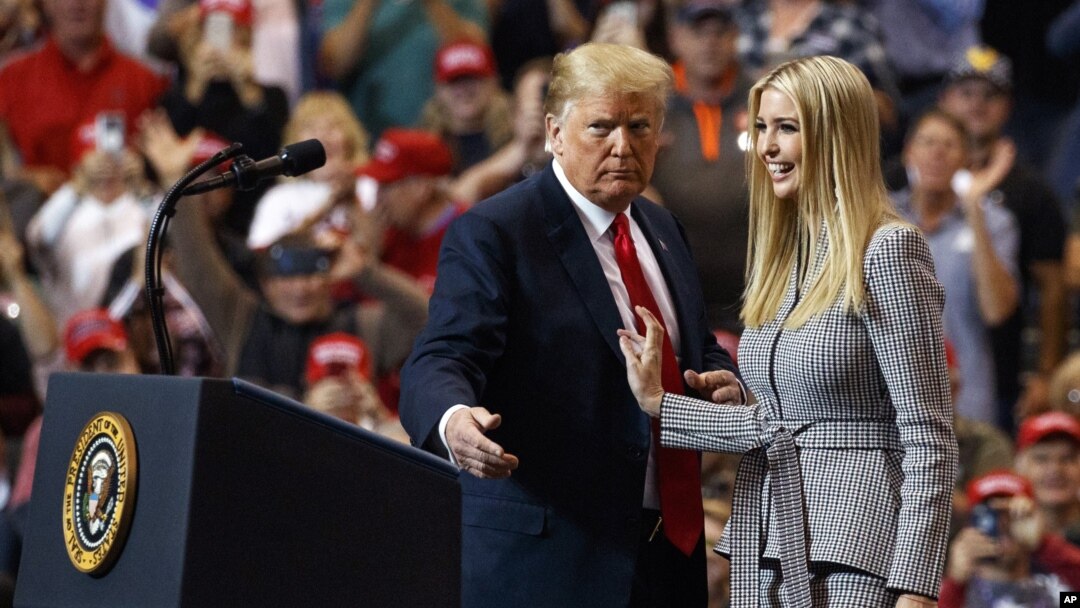 Presiden AS Donald Trump dan putrinya, Ivanka tampil dalam acara kampanye di Cleveland, Ohio, Senin (5/11). 