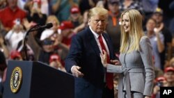 Presiden AS Donald Trump dan putrinya, Ivanka tampil dalam acara kampanye di Cleveland, Ohio, Senin (5/11). 