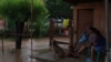 Una familia nicaraguense se rehúsa abandonar su vivienda a pesar de las inundaciones del Río Ochomogo, en el Pacífico Sur de Nicaragua, causadas por el huracán Iota. Noviembre 17 de 2020. Foto: Houston Castillo, VOA..