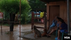 Una familia nicaraguense se rehúsa abandonar su vivienda a pesar de las inundaciones del Río Ochomogo, en el Pacífico Sur de Nicaragua, causadas por el huracán Iota. Noviembre 17 de 2020. Foto: Houston Castillo, VOA..