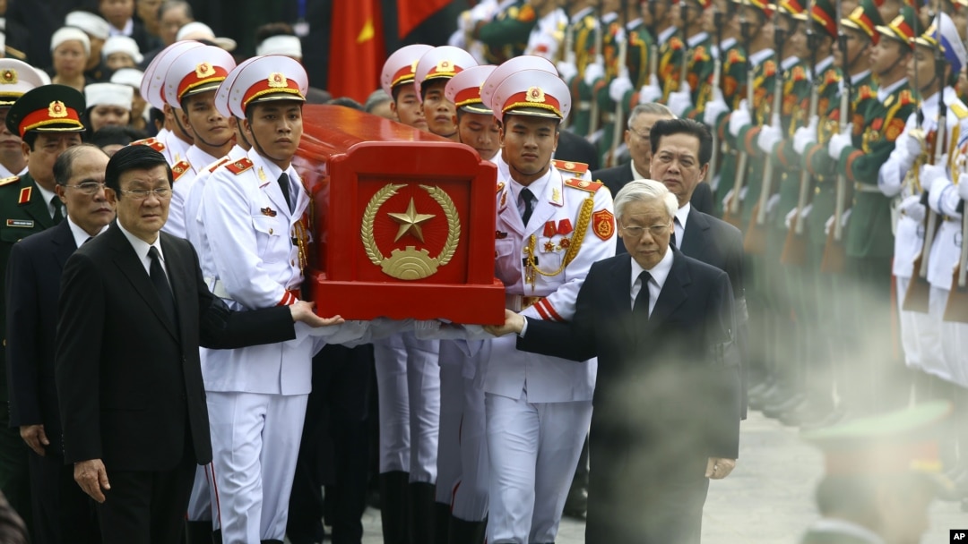 Chủ tịch nước Việt Nam Trương Tấn Sang, Tổng Bí thư Nguyễn Phú Trọng, Thủ tướng Nguyễn Tấn Dũng, Chủ tịch Quốc hội Nguyễn Sinh Hùng cùng đội quân danh dự khiêng quan tài của Đại Tướng Võ Nguyên Giáp trong lễ quốc tang tại Hà Nội, ngày 13/10/2013.