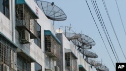 미얀마 양곤의 한 아파트 건물에 설치된 위성 TV 안테나들. (자료사진)
