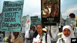 Anggota Koalisi Perempuan Indonesia untuk Keadilan dan Demokrasi berdemonstrasi di depan kantor Kementerian Pertahanan pada 1998, menuduh militer kurang bertindak mencegah pemerkosaan selama kerusuhan Mei 1998. (Foto: AP)