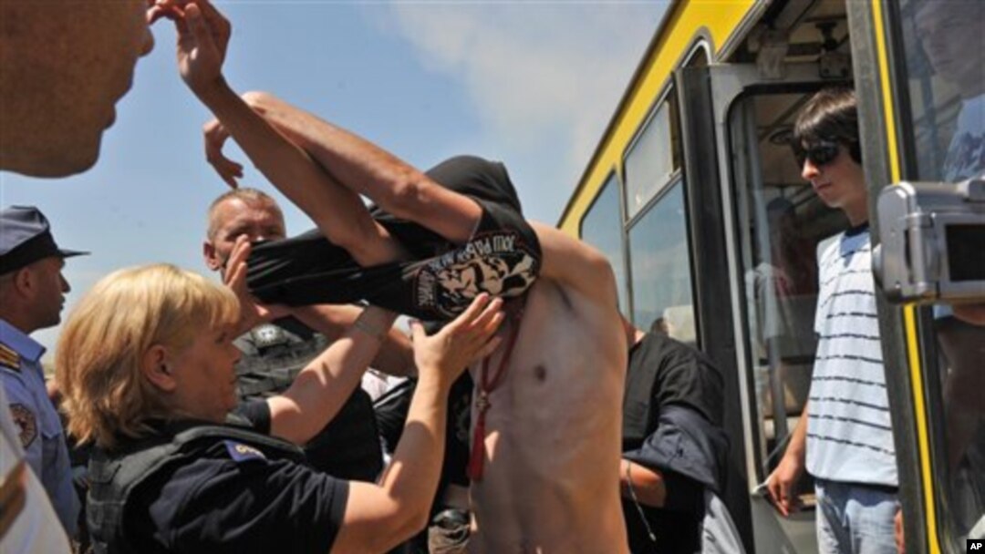 Kosovska policija nije dozvolila nošenje majica sa, kako navodi, srpskim nacionalističkim obeležjima koja podstiču etničku mržnju.