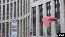 2011年底莫斯科反政府示威中的主要口號，“打倒騙子和小偷政權”。熊是“統一俄羅斯黨”的標誌。