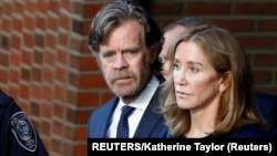 Felicity Huffman quittant le palais de justice fédéral avec son mari, William Macy, Boston, 13 septembre 2019.