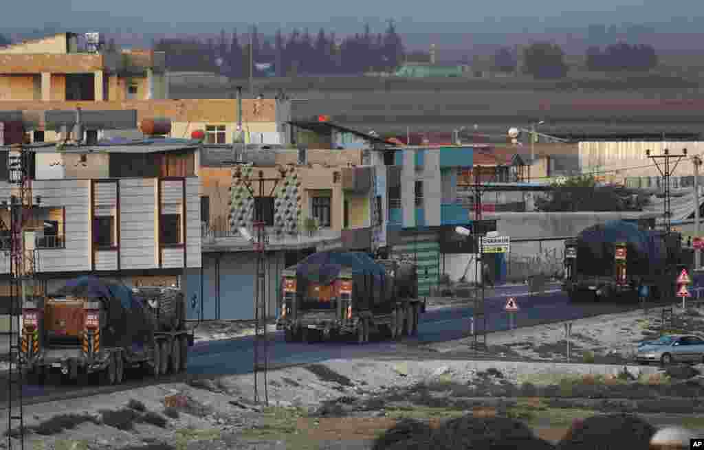 Camiones de las fuerzas turcas que transportan tanques pasan por la ciudad de Akcakale. (AP Photo / Lefteris Pitarakis).