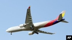 An Asiana Airlines lands at Incheon International Airport in Incheon, west of Seoul on June 18, 2011