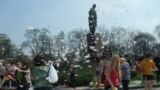 Біля пам'ятника Шевченку влаштували бій подушками