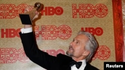 Michael Douglas con su Globo de Oro como Mejor Actor en Miniserie o Película por su papel en "Behind the Candelabra", de HBO. Enero 12, 2014.