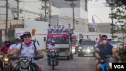 Caravanas de vehículos recorren las calles en Bolivia en plena campaña electoral.