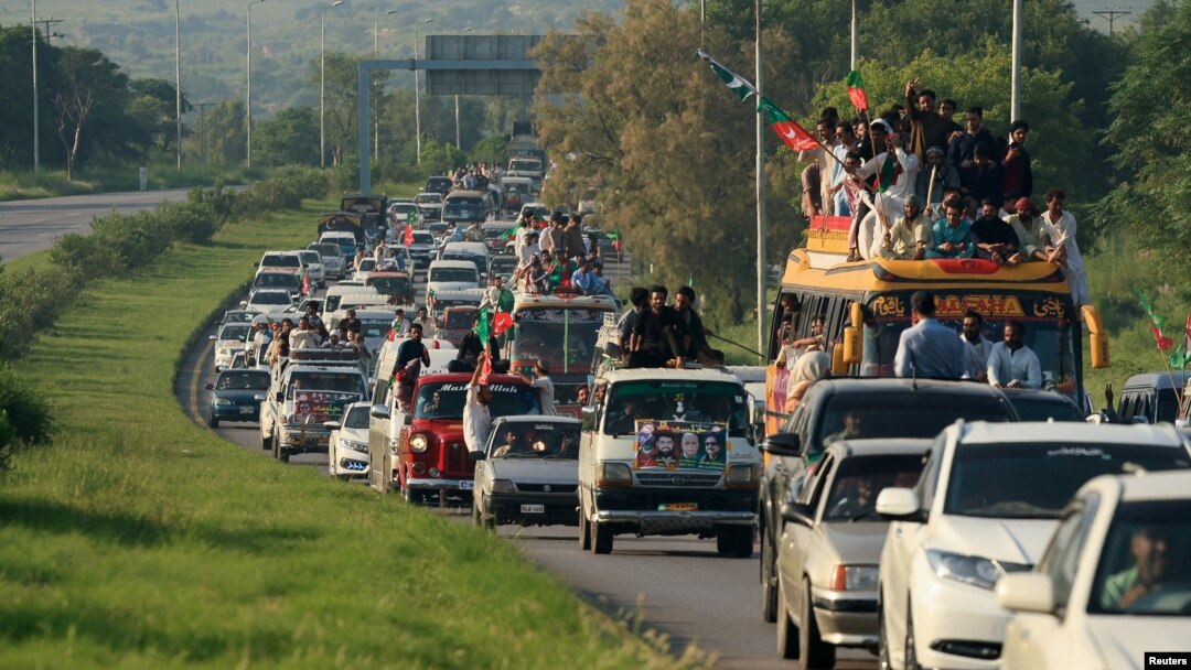 Para pendukung mantan Perdana Menteri Pakistan, Imran Khan, bergerak dari Texila menuju Islamabad untuk menghadiri aksi unjuk rasa menuntut pembebasan Khan pada 8 September 2024. (Foto: Reuters/Fayaz Aziz)