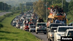 Para pendukung mantan Perdana Menteri Pakistan, Imran Khan, bergerak dari Texila menuju Islamabad untuk menghadiri aksi unjuk rasa menuntut pembebasan Khan pada 8 September 2024. (Foto: Reuters/Fayaz Aziz)