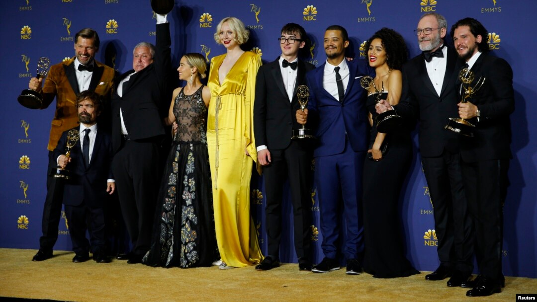 The cast of "Game of Thrones"poses backstage with the Outstanding Drama Series award at 70th Primetime Emmy Awards in Los Angeles, Sept. 17, 2018. 