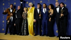 The cast of "Game of Thrones"poses backstage with the Outstanding Drama Series award at 70th Primetime Emmy Awards in Los Angeles, Sept. 17, 2018. 