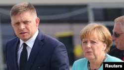 Kanselir Jerman Angela Merkel bersama Perdana Menteri Slovakia Robert Fico di Bratislava (16/9). (Reuters/Yves Herman)