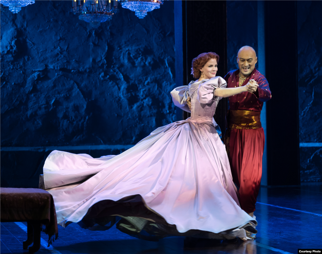 Anna (Kelli O&rsquo;Hara) mengajarkan Raja (Ken Watanabe) dansa gaya Barat. (Paul Kolnik)