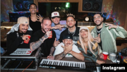 Fotografía de los artistas colombianos Maluma, J Balvin, Feid, DFZM, Ovy On The Drums, Maluma, Ryan Castro, Karol G, y Blessd, como parte de su colaboración para la canción '+57'. CORTESÍA: Instagram Karol G